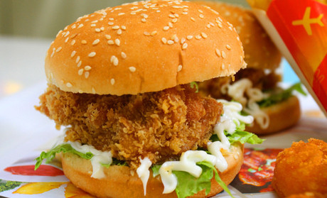 tyc7111cc太阳成集团-安心亚被抓拍表情似姚明 宅男女神发微博自嘲(图1) 太阳成tyc7111cc