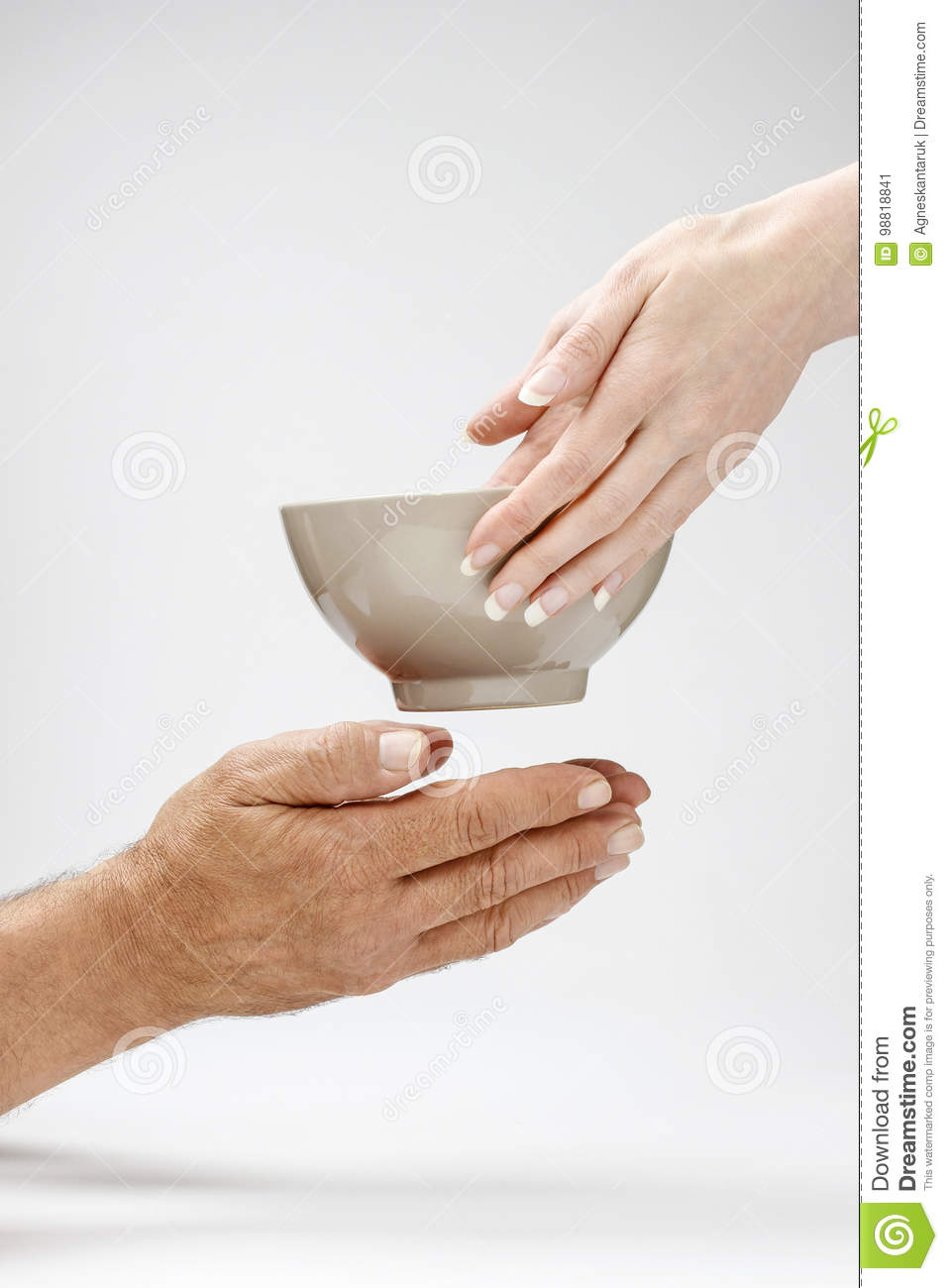 汪小菲晒女儿和自己婴儿照 大S红唇魅惑:太阳成tyc7111cc官网(图2) 太阳成tyc7111cc