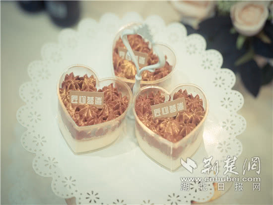 有种“随份子”叫李易峰,参加军队集体婚礼被催婚,三千签名照请就位!-tyc7111cc太阳成集团(图2) 太阳成tyc7111cc