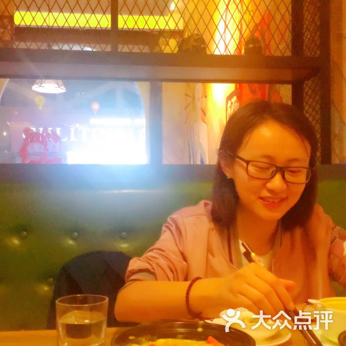 蔡卓妍穿巧克力装甜蜜拍照 GAGA设计师打造重磅头饰_太阳成tyc7111cc(图1) tyc7111cc太阳成集团