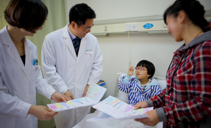 蜘蛛侠用眼睛喝水?荷兰弟用吸管戳进眼睛 不脱戏服十分敬业【太阳成tyc7111cc】(图2) tyc7111cc太阳成集团