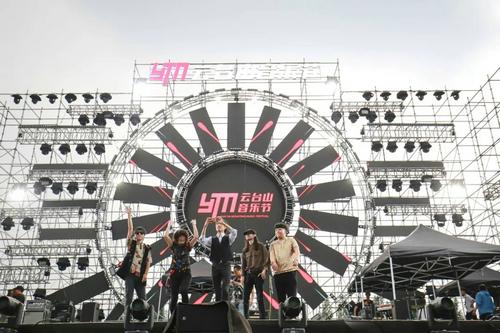 中国邮政贺州市分公司到燕塘镇张屋村开展关爱留守儿童活动:太阳成tyc7111cc官网(图3) 太阳成tyc7111cc官网