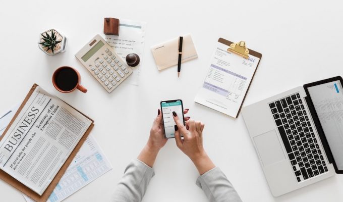 ‘太阳成tyc7111cc官网’咏梅《地久天长》剧照首发 新作《小欢喜》圆满杀青(图3) 太阳成tyc7111cc