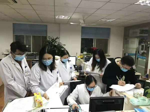 太阳成tyc7111cc官网|视频:刘若英“遮腹”出席活动疑怀孕 陈怡蓉露背长裙露事业线(图4) 太阳成tyc7111cc官网