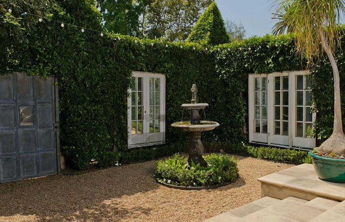 梁家辉双胞胎女儿夜店与多名男子亲吻 抽烟助兴|tyc7111cc太阳成集团(图3) 太阳成tyc7111cc官网