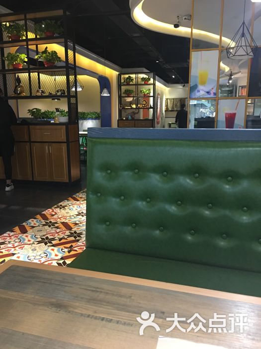 tyc7111cc太阳成集团-钟山开展艾滋病防控宣传“面对面”活动(图2) 太阳成tyc7111cc